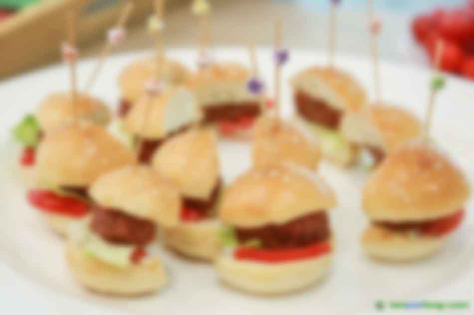 2019年10月16日，金字火腿股份有限公司在上海發(fā)布“人造肉”植物肉餅。 視覺中國 圖