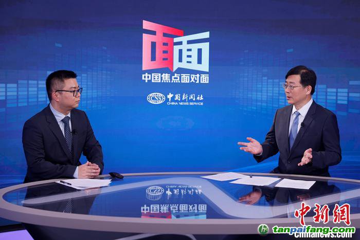 國(guó)家氣候變化專家委員會(huì)副主任、中國(guó)科學(xué)院科技戰(zhàn)略咨詢研究院研究員王毅(右)日前在北京接受<a target='_blank'  data-cke-saved-href='/' href='/'>中新社</a>“中國(guó)焦點(diǎn)面對(duì)面”專訪。<a target='_blank'  data-cke-saved-href='/' href='/'>中新社</a>記者 蔣啟明 攝