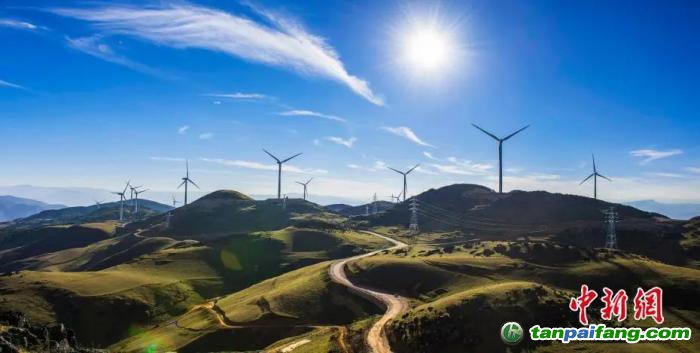 資料圖：拉馬鄉(xiāng)魯南山風(fēng)電場(chǎng)。李益民 攝