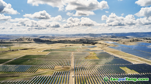 Apple 的 2019 年綠色債券支持公司在位于加利福尼亞州蒙特雷的 Cal Flats 太陽(yáng)能項(xiàng)目設(shè)置集中式儲(chǔ)能。