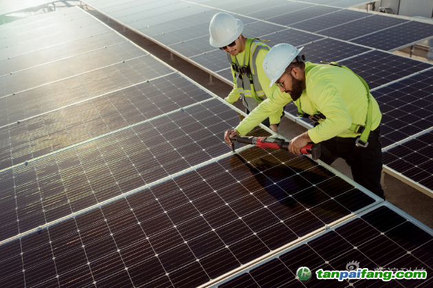 Simmitri 的技術(shù)人員在加利福尼亞州圣克拉拉的 Bench-Tek Solutions 安裝太陽(yáng)能。 兩家公司都是 Apple Impact Accelerator 的校友。