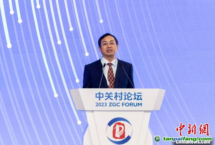 朱慶山研究員在論壇上以“鋼鐵工業(yè)超低碳發(fā)展路徑思考”為題做報(bào)告?！∪螘?攝